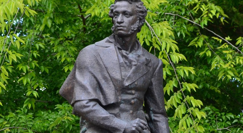 Памятник Александру Пушкину в Симферополе.