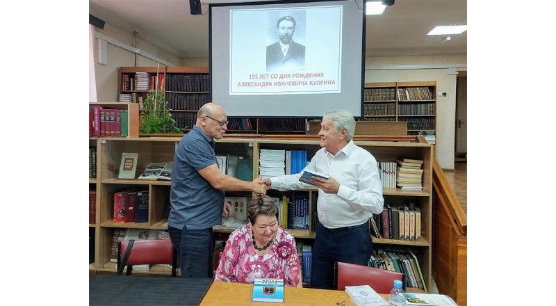 Валерий Лавров (справа) и первые обладатели его литературного детища Андрей Мальгин и Галина Зябрева.