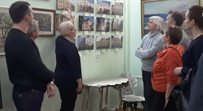 Заведующая Домом-музеем А. Н. Бекетова проводит экскурсию для участников Ассамблеи.