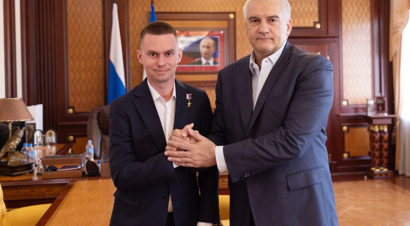 Герой России Олег Пивоваров и глава республики Сергей Аксёнов.