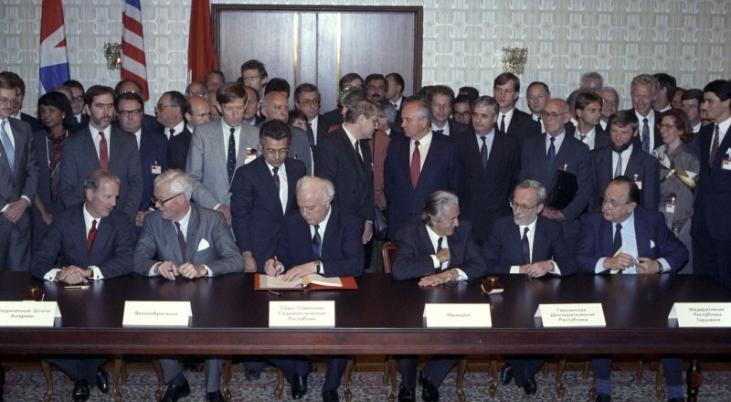 Подписание Договора об окончательном урегулировании в отношении Германии. Москва, 12 сентября 1990 года.