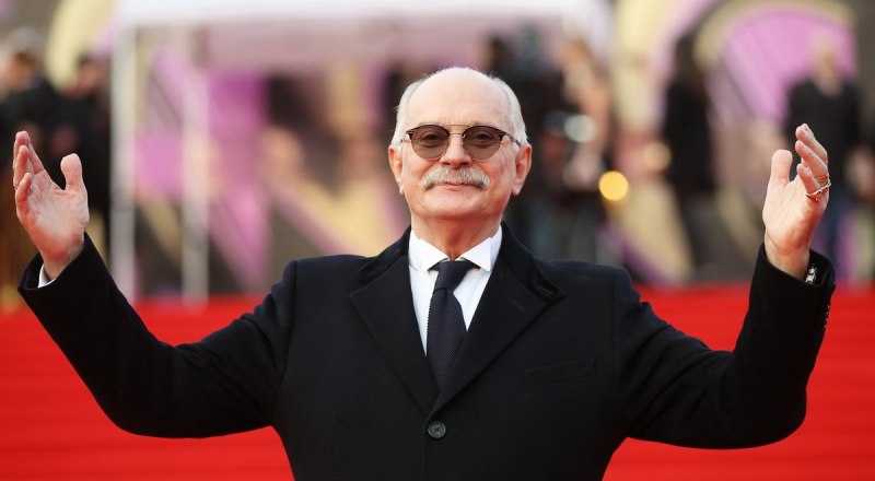 Никита Михалков из Москвы приветствует участников и зрителей.