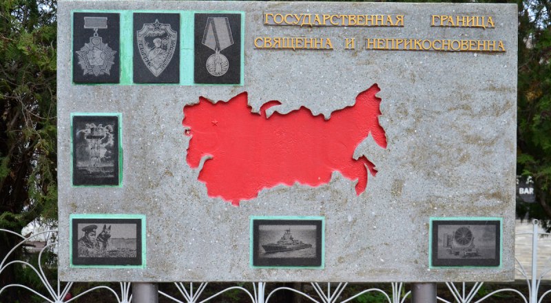 Памятник пограничникам в Черноморском.