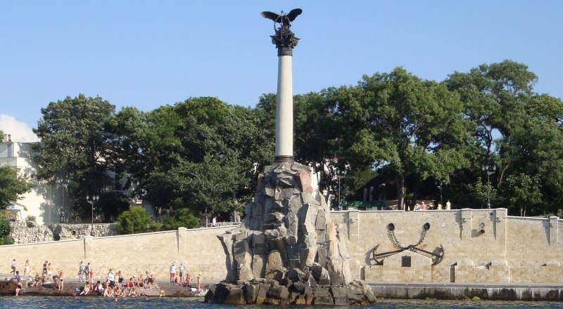 Памятник, увенчанный двуглавым орлом, появился в 1905 году.